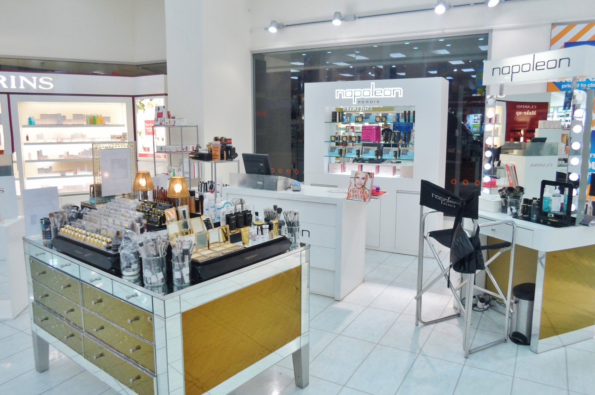 现代简约范 化妆品零售店的室内装修案例解析